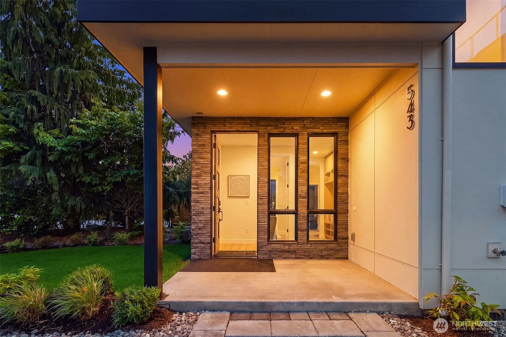 Photo of 543 16th Avenue W, Kirkland, WA 98033 (MLS # 2537521)