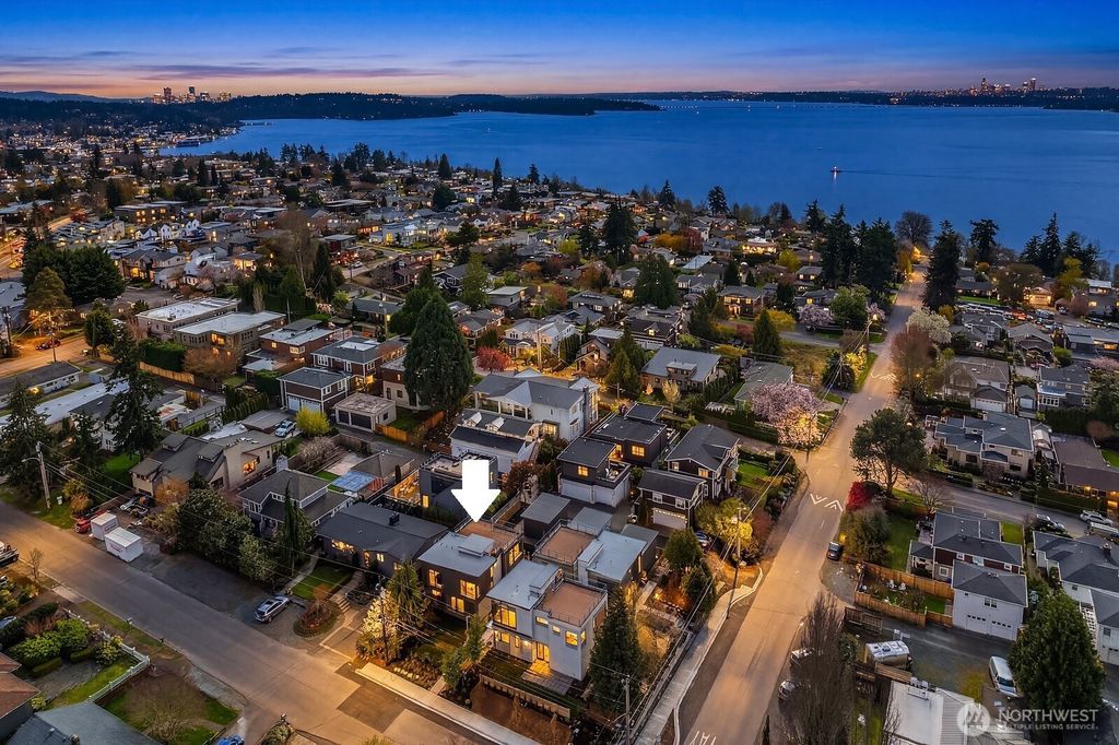 Photo of 543 16th Avenue W, Kirkland, WA 98033 (MLS # 2511678)