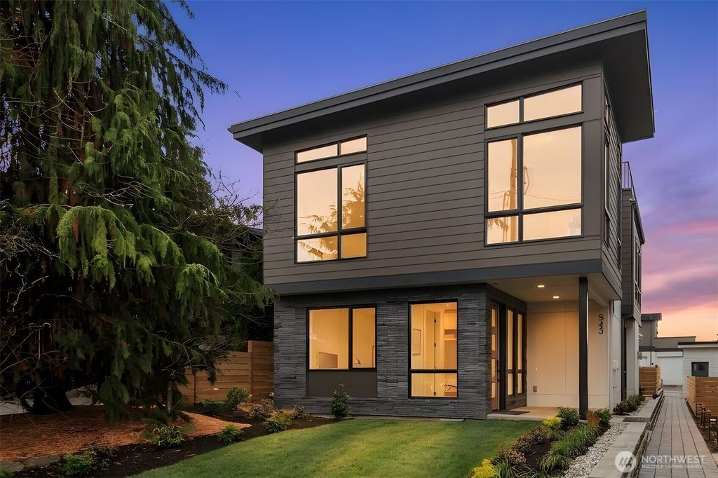 Photo of 543 16th Avenue W, Kirkland, WA 98033 (MLS # 2511678)