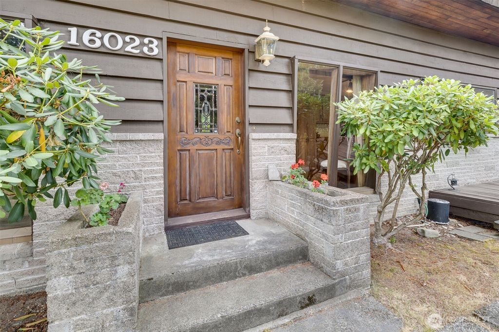 Photo of 16023 35th Avenue NE, Lake Forest Park, WA 98155 (MLS # 2422846)