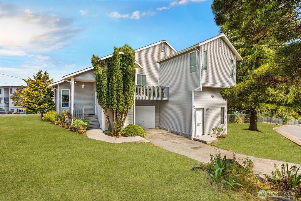 Photo of 2620 10th Street, Everett, WA 98201 (MLS # 2417124)