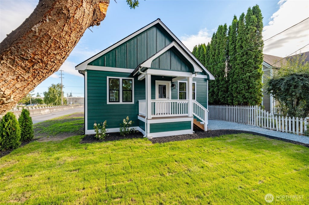 Photo of 100 Milwaukee Street, Mount Vernon, WA 98273 (MLS # 2553023)
