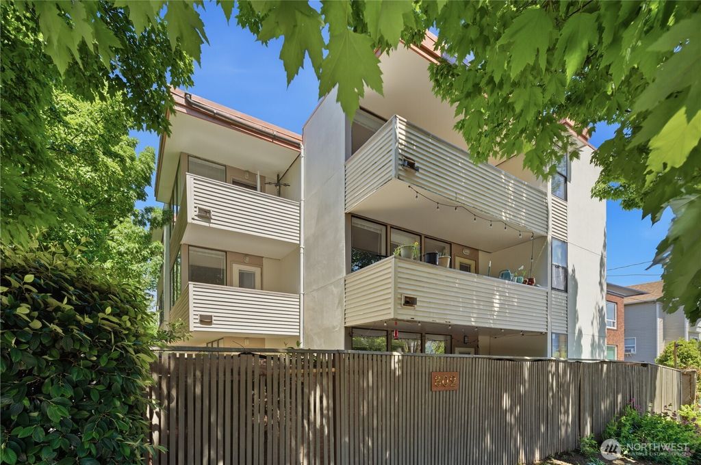 Photo of 802 N 43rd Street, Seattle, WA 98103 (MLS # 2527644)