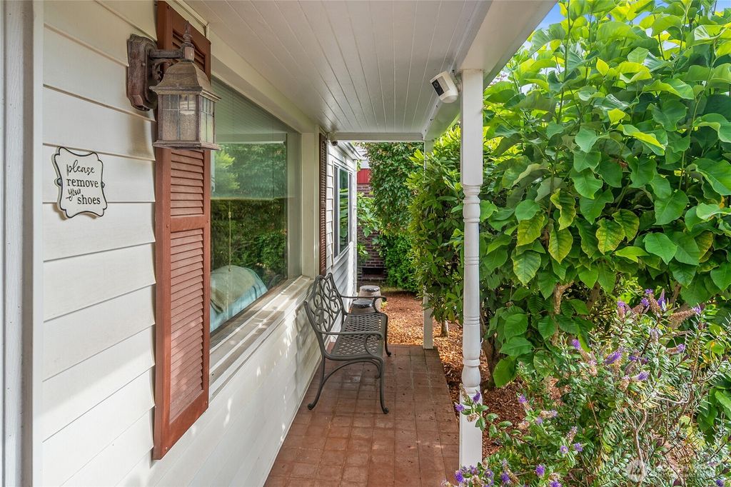 Photo of 2658 35th Avenue W, Seattle, WA 98199 (MLS # 2417817)