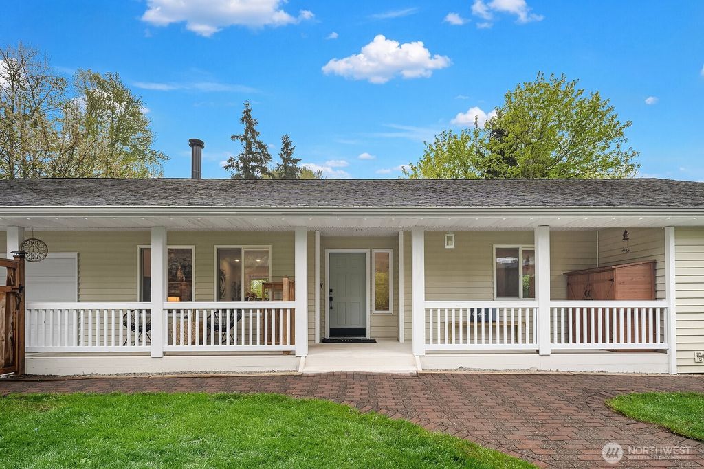 Photo of 7547 NE 200th Street, Kenmore, WA 98028 (MLS # 2514899)