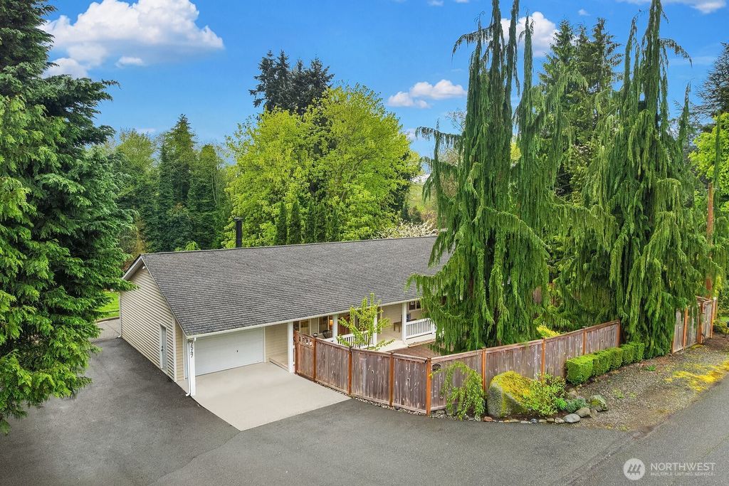 Photo of 7547 NE 200th Street, Kenmore, WA 98028 (MLS # 2514899)