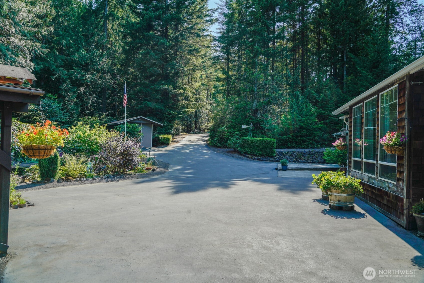 40 N Cresthill Way