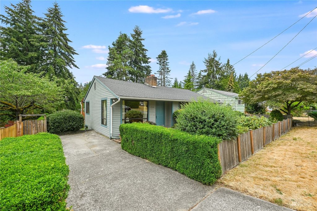 Photo of 17541 11th Avenue NE, Shoreline, WA 98155 (MLS # 1986055)