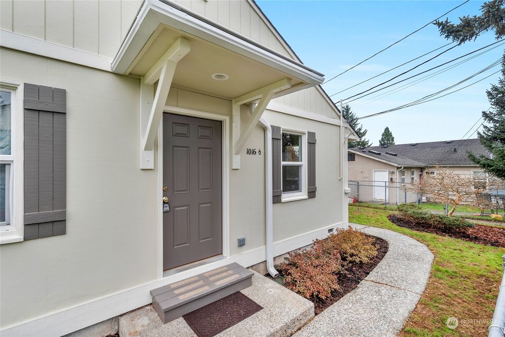 Photo of 1016 Woodlawn Avenue, Everett, WA 98203 (MLS # 2183446)