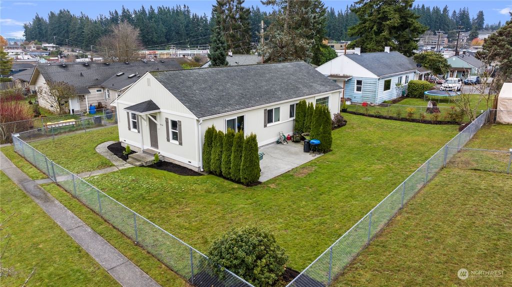 Photo of 1016 Woodlawn Avenue, Everett, WA 98203 (MLS # 2183446)