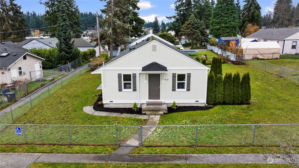 Photo of 1016 Woodlawn Avenue, Everett, WA 98203 (MLS # 2183446)