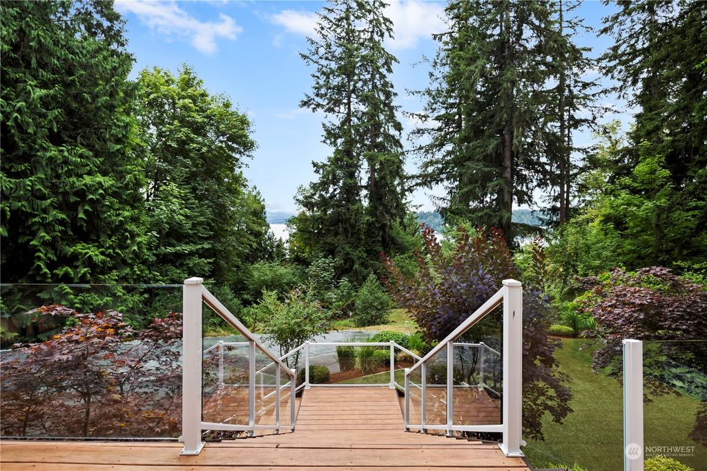 Photo of 2848 E Lake Sammamish Parkway NE, Sammamish, WA 98074 (MLS # 2270958)