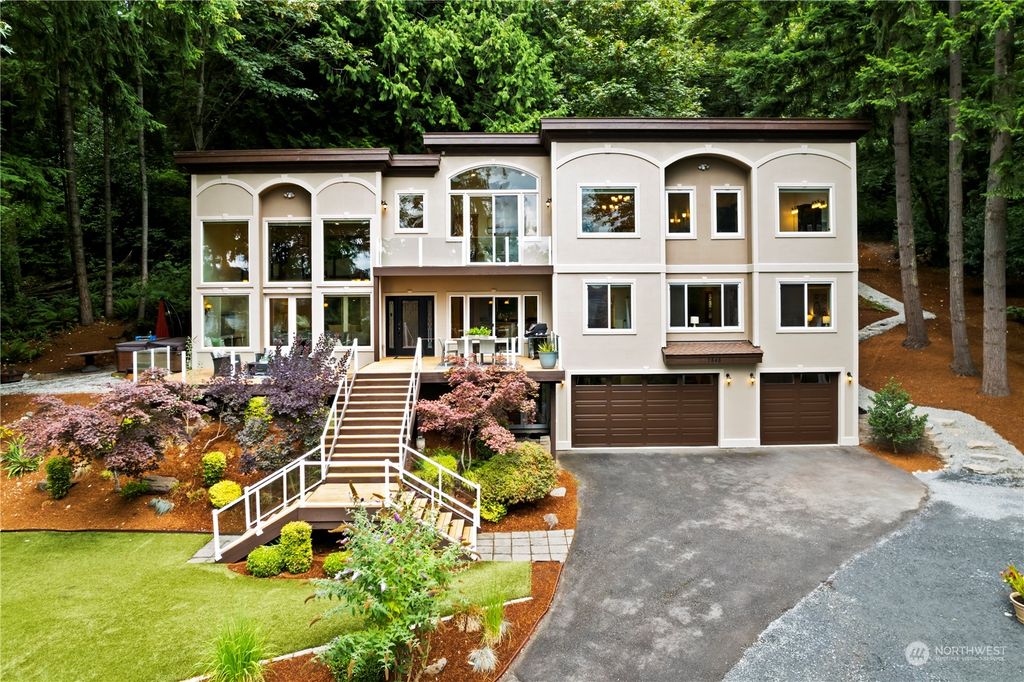 Photo of 2848 E Lake Sammamish Parkway NE, Sammamish, WA 98074 (MLS # 2270958)