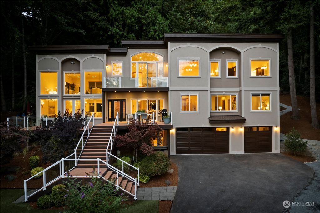 Photo of 2848 E Lake Sammamish Parkway NE, Sammamish, WA 98074 (MLS # 2270958)