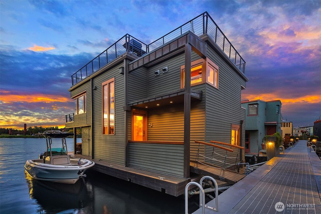 Photo of 10 E Roanoke Street #5, Seattle, WA 98102 (MLS # 2409426)