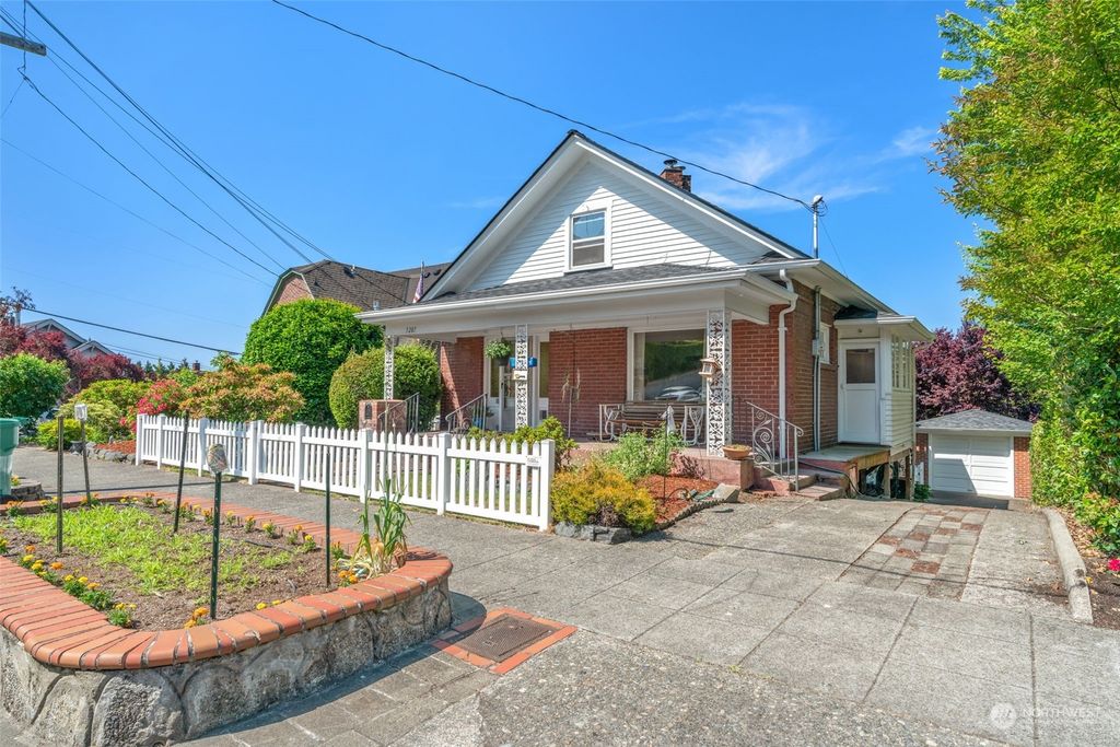 Photo of 5207 Greenwood Avenue N, Seattle, WA 98103 (MLS # 2126691)
