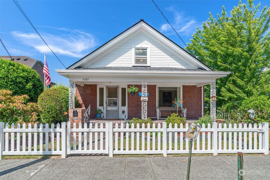 Photo of 5207 Greenwood Avenue N, Seattle, WA 98103 (MLS # 2126691)