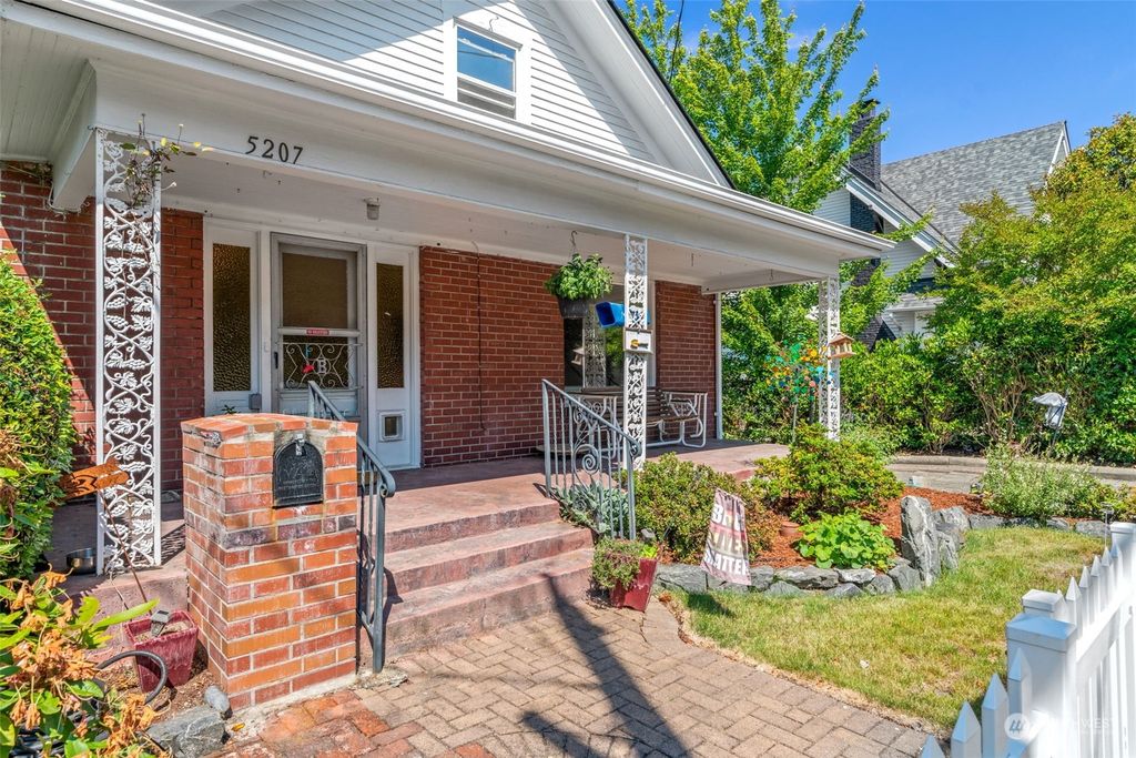 Photo of 5207 Greenwood Avenue N, Seattle, WA 98103 (MLS # 2126691)