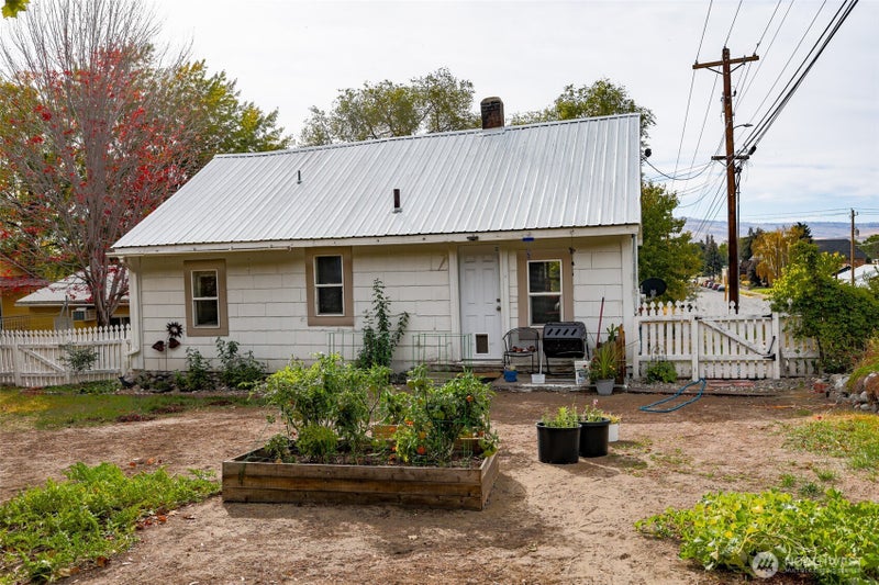26 W Cherry Avenue