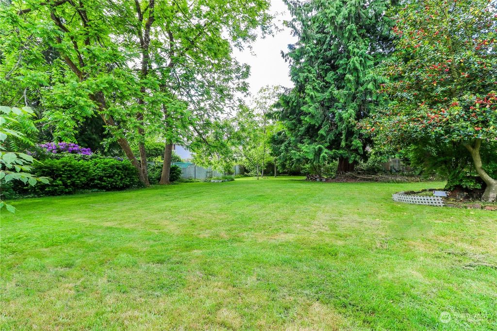 Photo of 914 198th Place SW, Lynnwood, WA 98036 (MLS # 2125695)