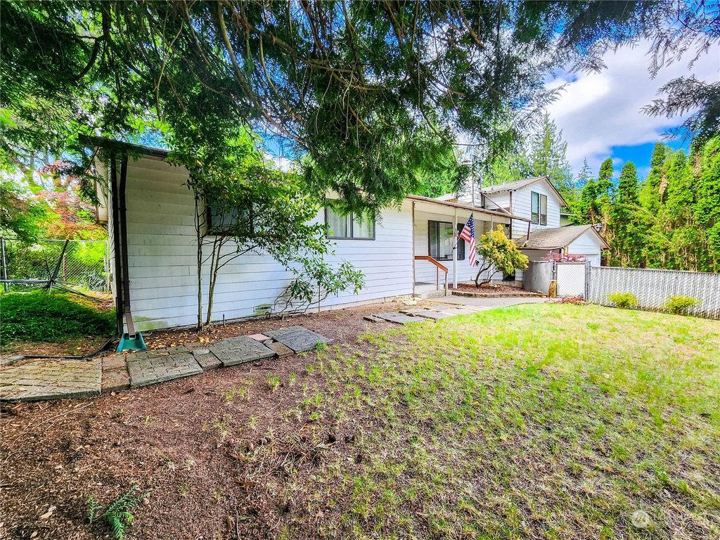 Photo of 914 198th Place SW, Lynnwood, WA 98036 (MLS # 2125695)
