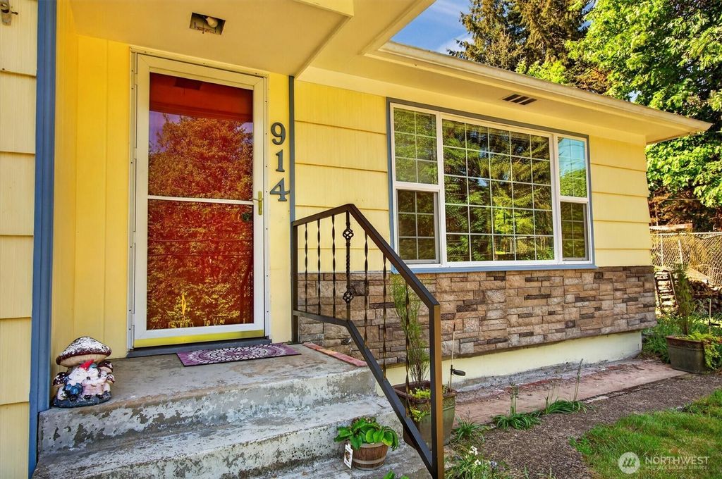Photo of 914 Coal Creek Road, Longview, WA 98632 (MLS # 2521739)