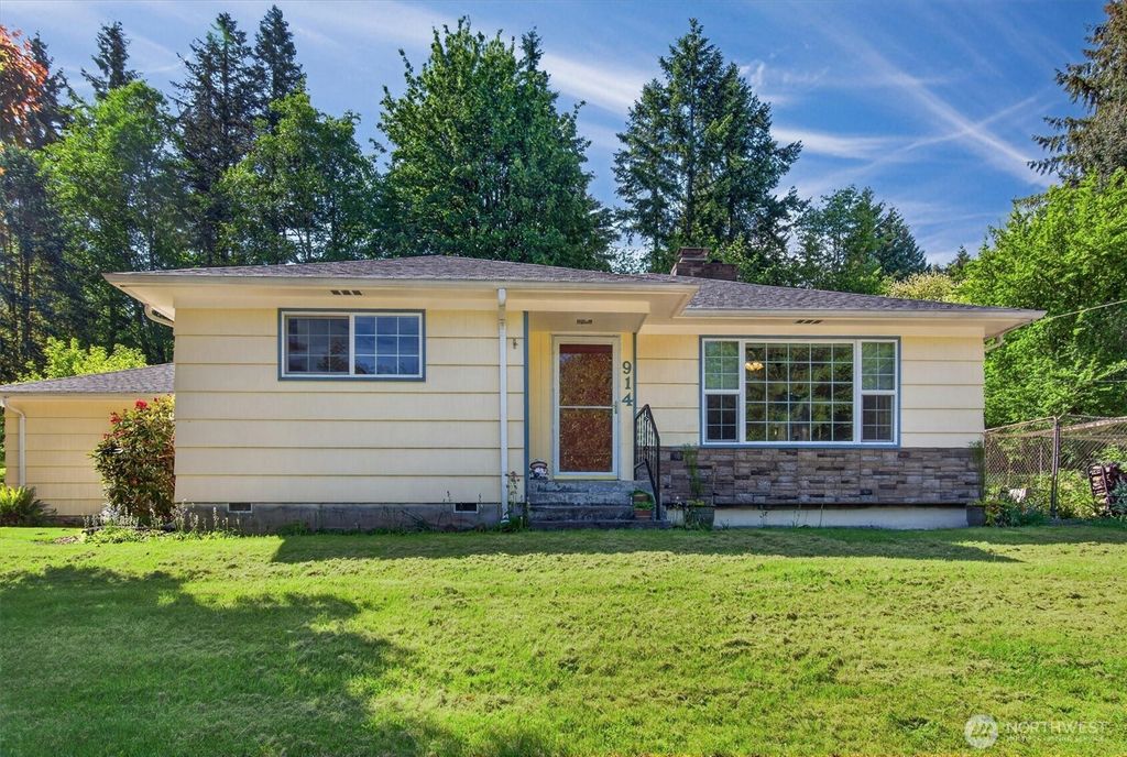 Photo of 914 Coal Creek Road, Longview, WA 98632 (MLS # 2521739)
