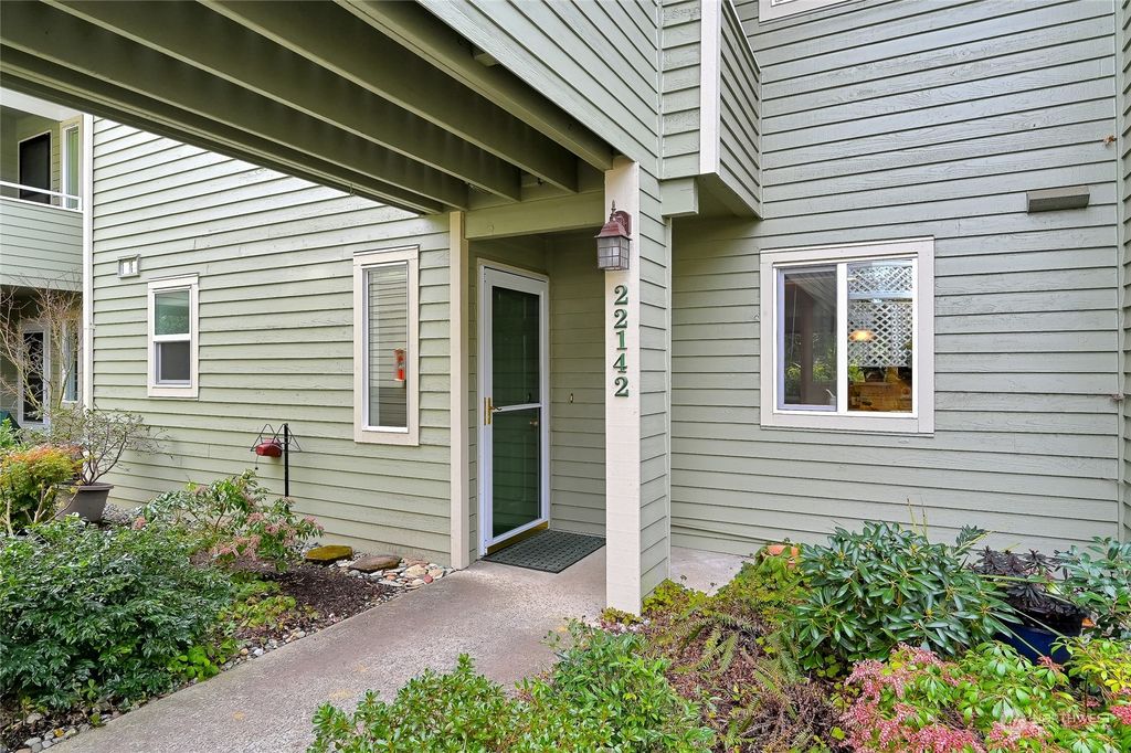 Photo of 22142 SE 40th Lane, Issaquah, WA 98029 (MLS # 2044201)