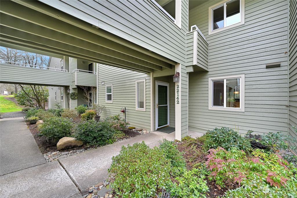 Photo of 22142 SE 40th Lane, Issaquah, WA 98029 (MLS # 2044201)