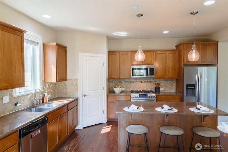 208 Ilwaco Place SE