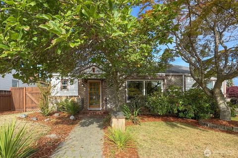Photo of 1204 S Oak Street, Port Angeles, WA 98362 (MLS # 2441906)