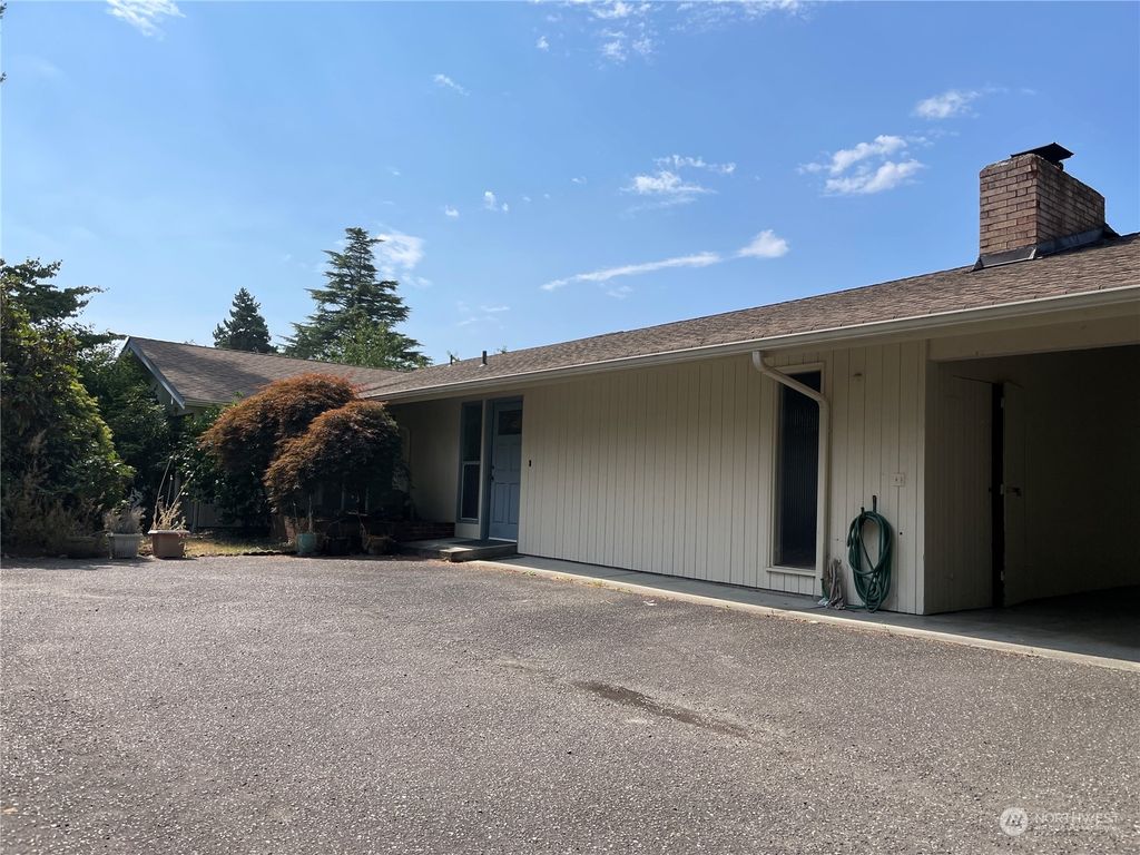 Photo of 9015 NE 22nd Place, Clyde Hill, WA 98004 (MLS # 2155723)