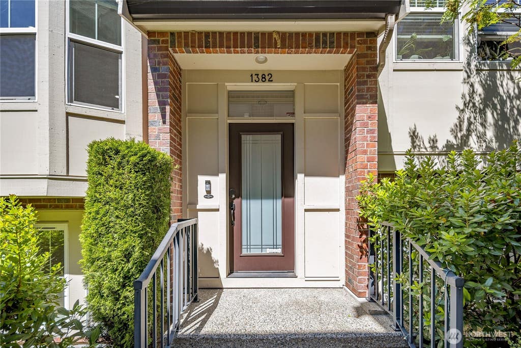 Photo of 1382 Chelssea Walk WALK NE, Issaquah, WA 98029 (MLS # 2562691)
