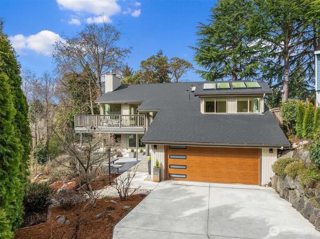 Photo of 3024 SW 116th Place, Burien, WA 98146 (MLS # 2346492)