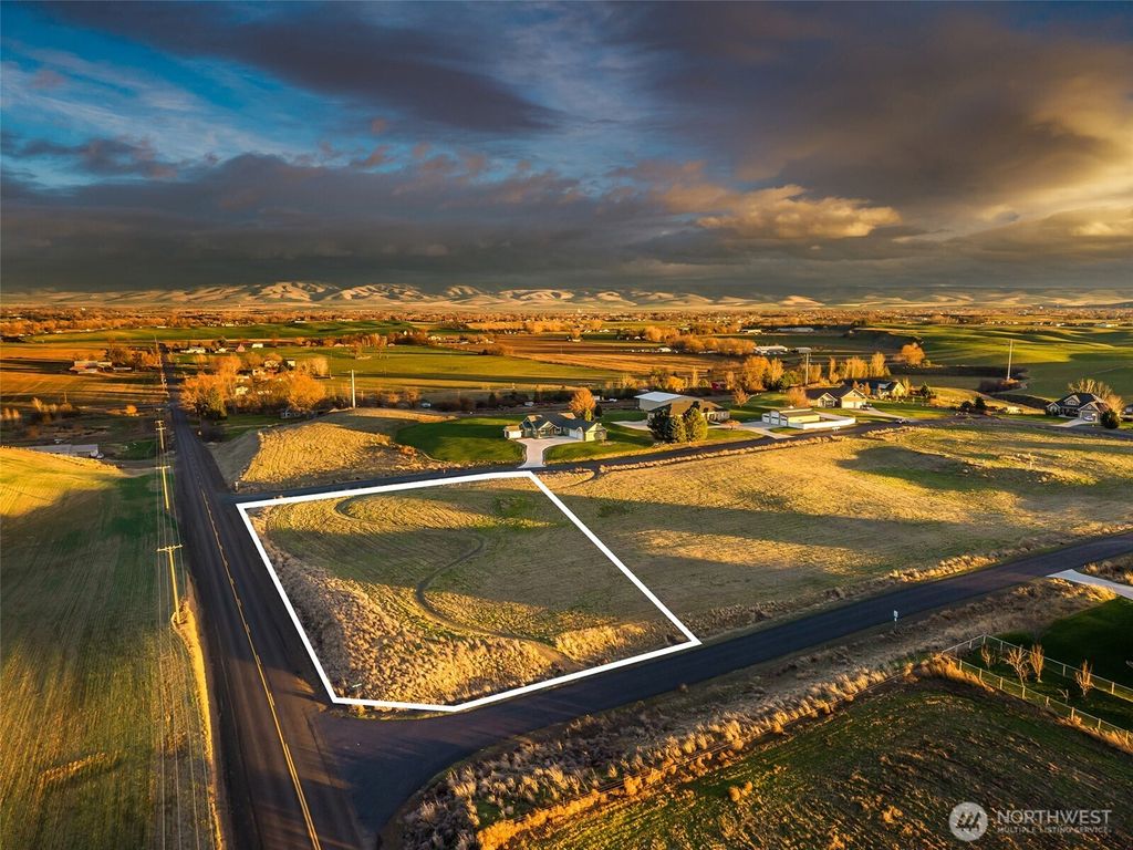 Photo of 0 TBD Bluff Haven Road Lot 12, Walla Walla, WA 99362 (MLS # 2463015)