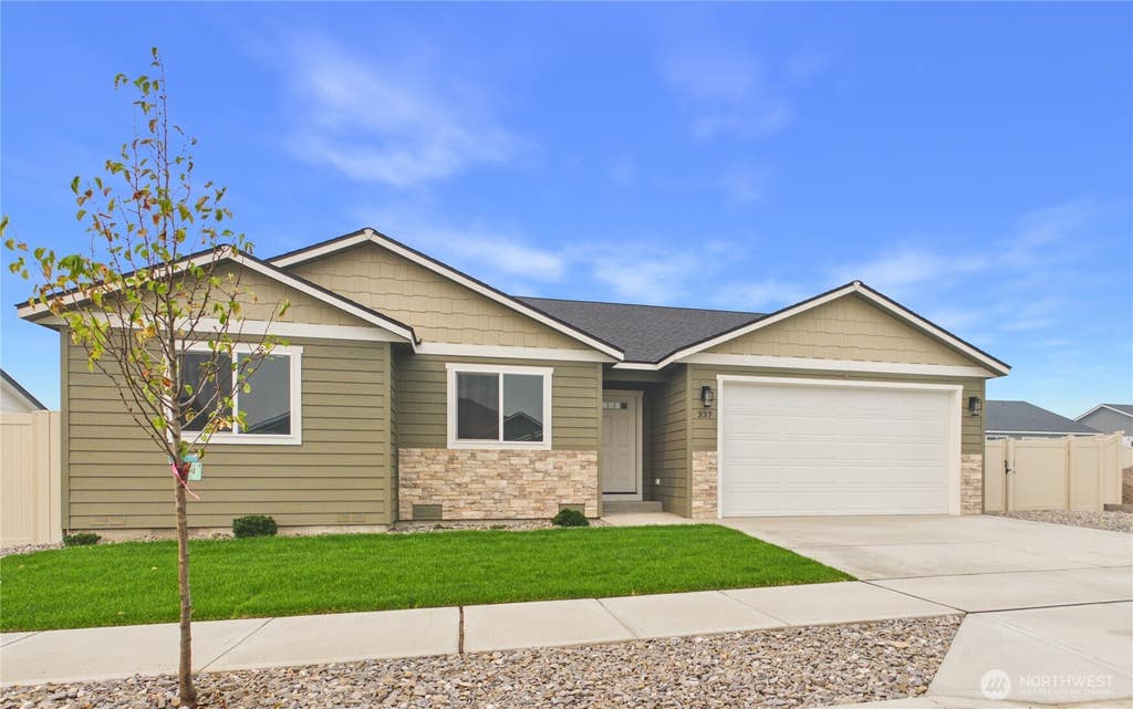 Photo of 337 Emma Drive, Wenatchee, WA 98801 (MLS # 2567352)