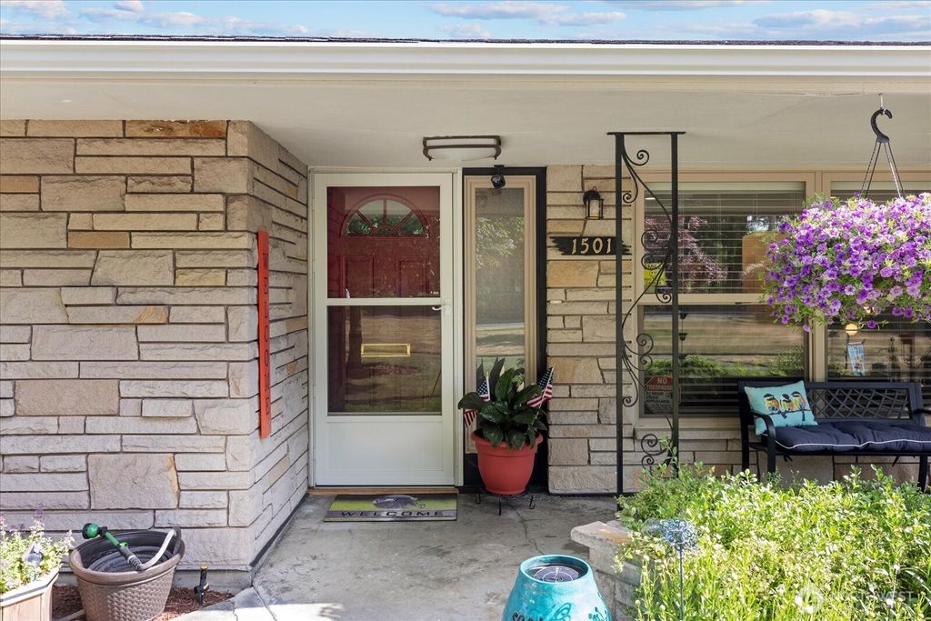 Photo of 1501 52nd Street SE #1, Everett, WA 98203 (MLS # 2489494)