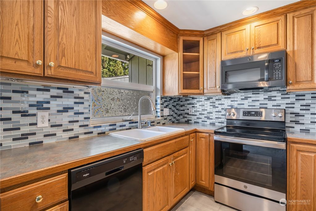 Photo of 22109 44th Avenue W, Mountlake Terrace, WA 98043 (MLS # 2217582)