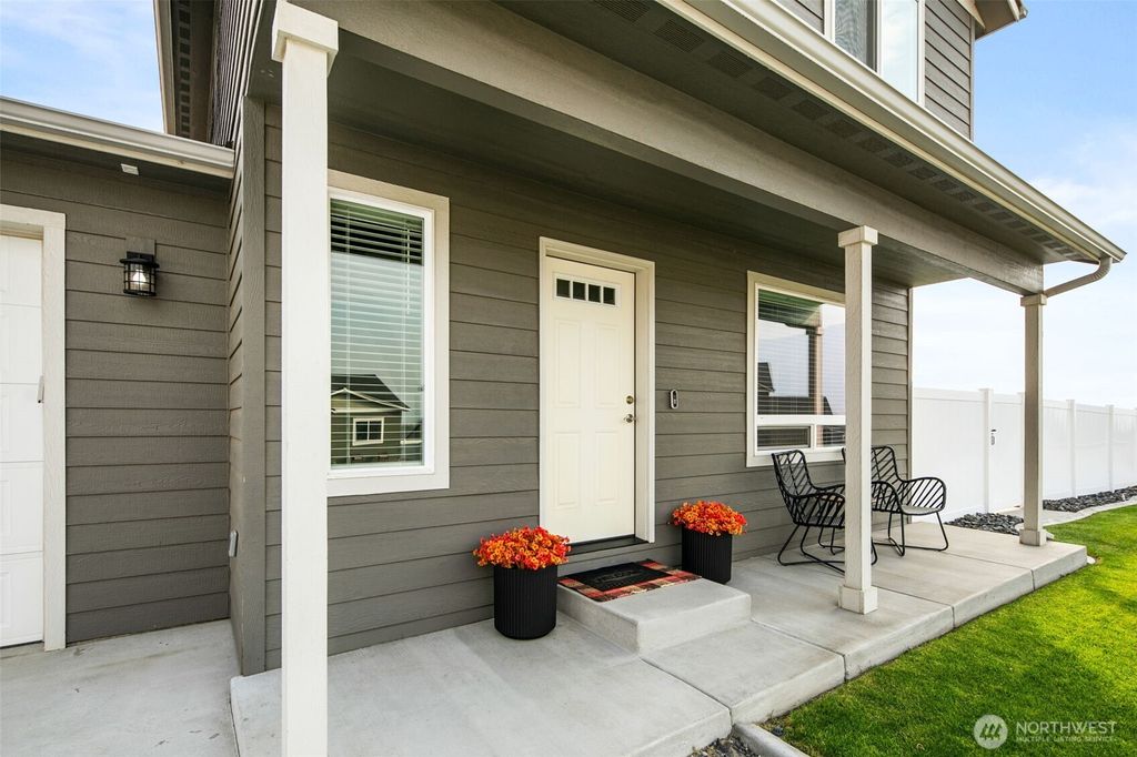 Photo of 103 George Loop Loop, Rock Island, WA 98850 (MLS # 2439408)