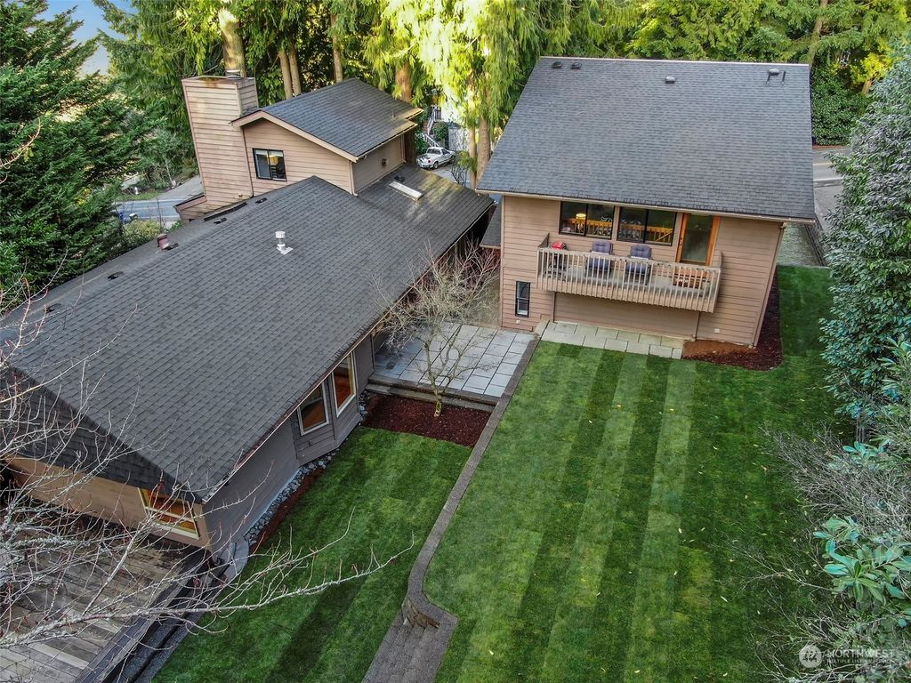 Photo of 225 Mt Olympus Drive NW, Issaquah, WA 98027 (MLS # 2033770)