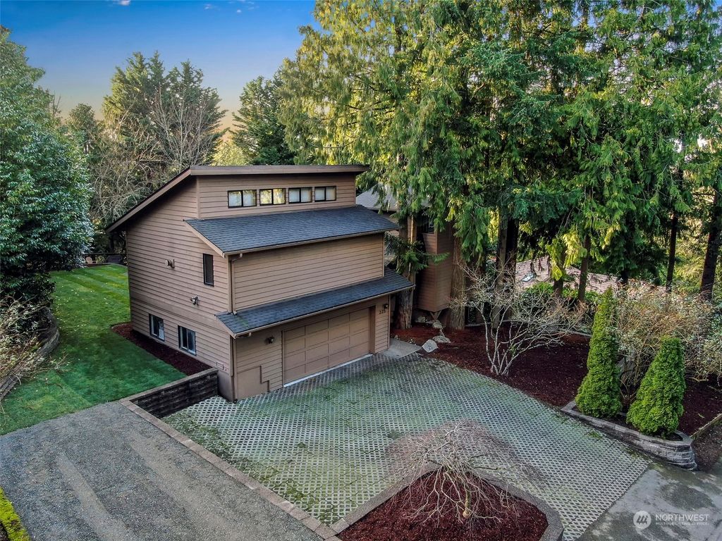 Photo of 225 Mt Olympus Drive NW, Issaquah, WA 98027 (MLS # 2033770)