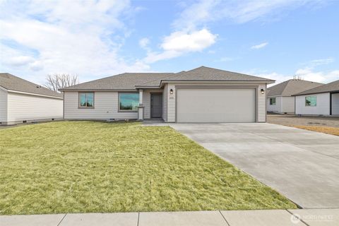 Photo of 215 Lessor Loop, Moses Lake, WA 98837 (MLS # 2426513)