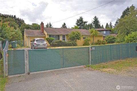 Photo of 13053 Roosevelt Way NE, Seattle, WA 98125 (MLS # 2446771)