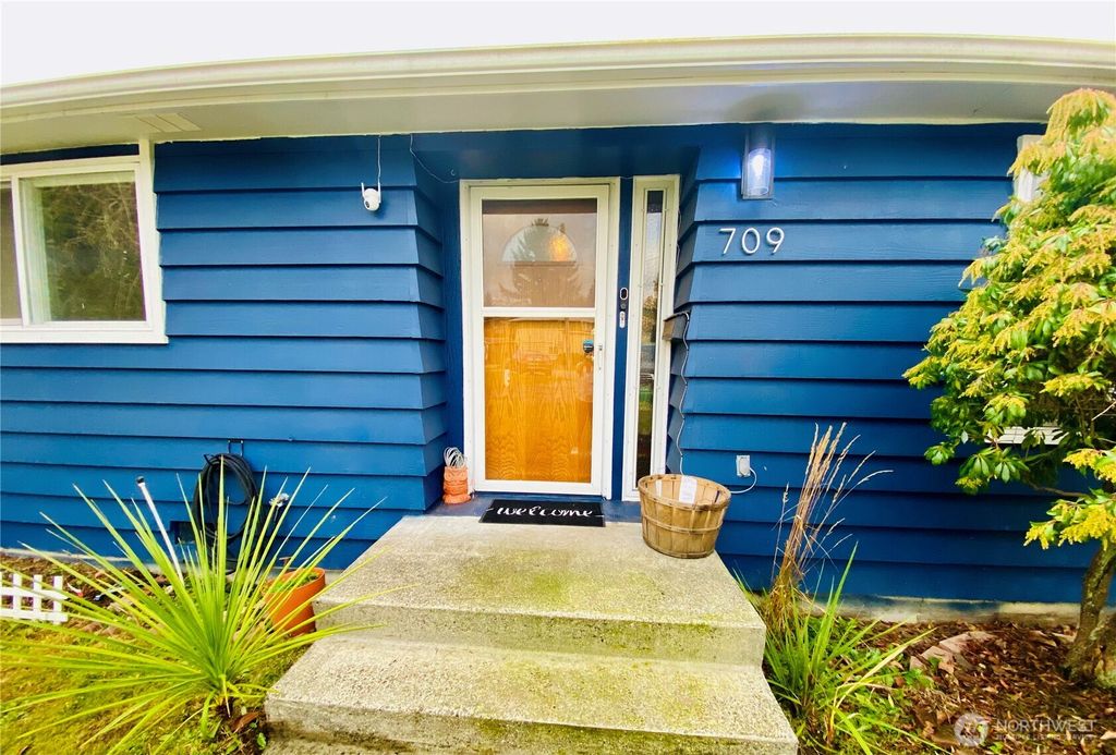 Photo of 709 S 137th Place, Burien, WA 98168 (MLS # 2468517)