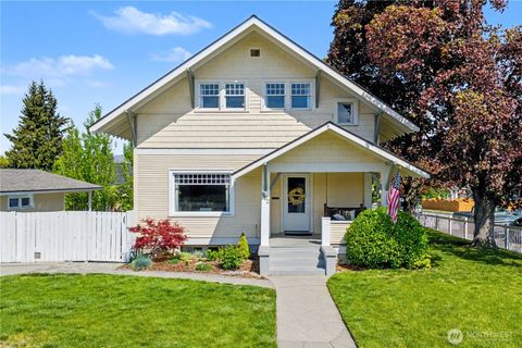 Photo of 902 Washington Street, Wenatchee, WA 98801 (MLS # 2512870)