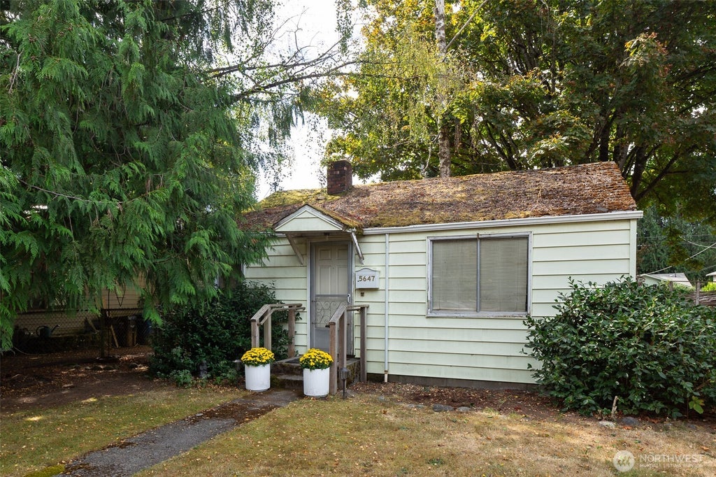 Photo of 5647 38th Avenue SW, Seattle, WA 98126 (MLS # 2577946)