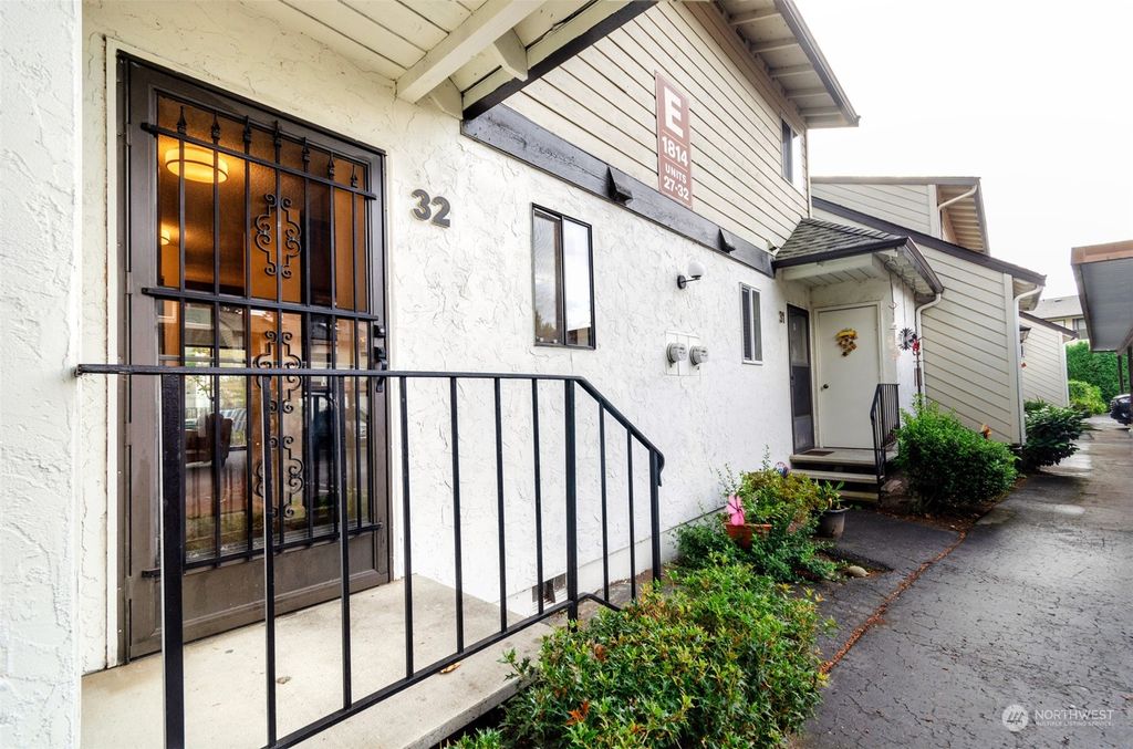 Photo of 1814 Maple Lane #E32, Kent, WA 98030 (MLS # 2298598)