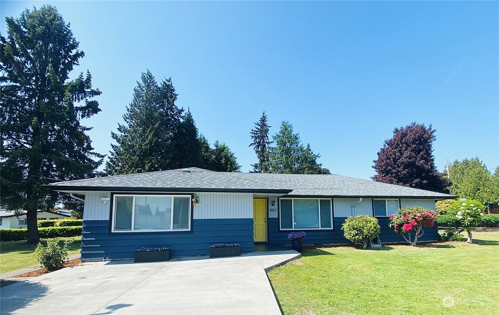 Photo of 31257 7th Avenue S, Federal Way, WA 98003 (MLS # 2071103)