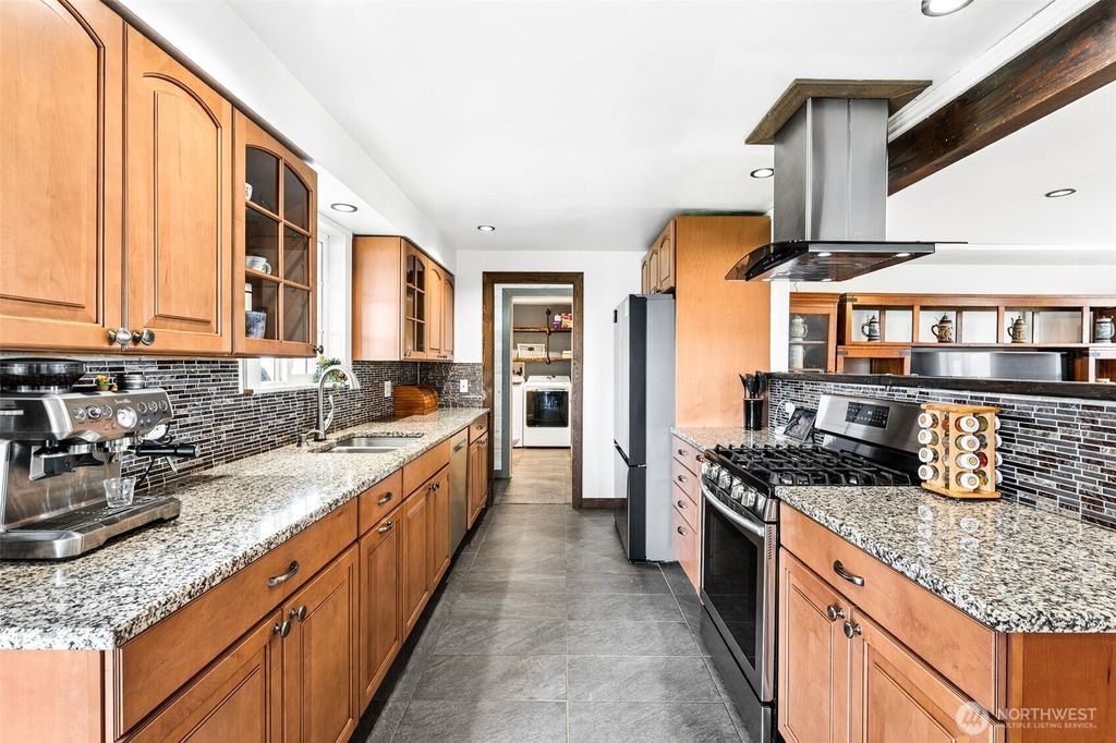 Photo of 10402 Douglas Drive SW, Lakewood, WA 98499 (MLS # 2519552)