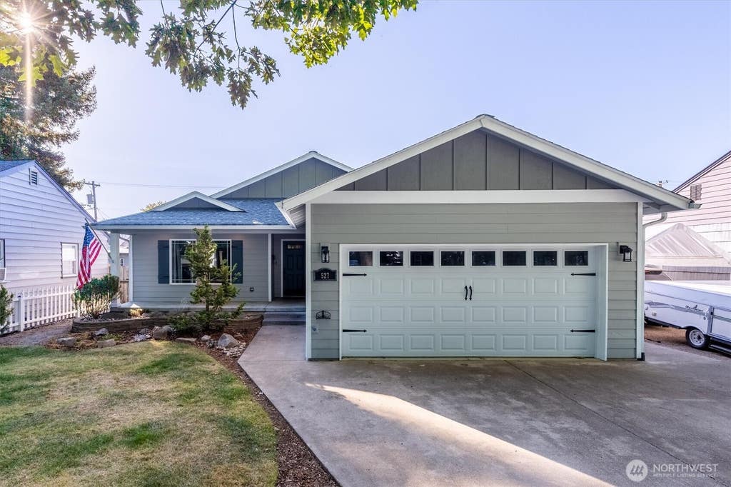 Photo of 527 26th Avenue, Longview, WA 98632 (MLS # 2565978)